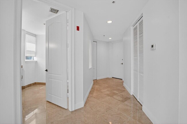 Building Photo - 616 SE 20th Ave