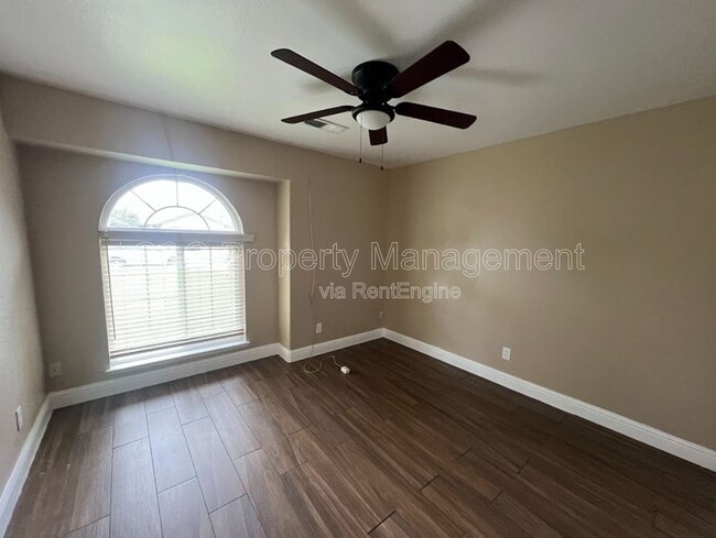 Building Photo - 3371 N Forestiere Ave