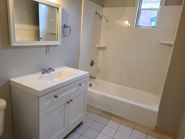Building Photo - Huge 4 bed unit in the heart of Oak Square!