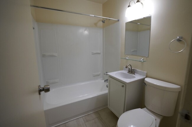 Building Photo - 1709 Cedar Hill Rd