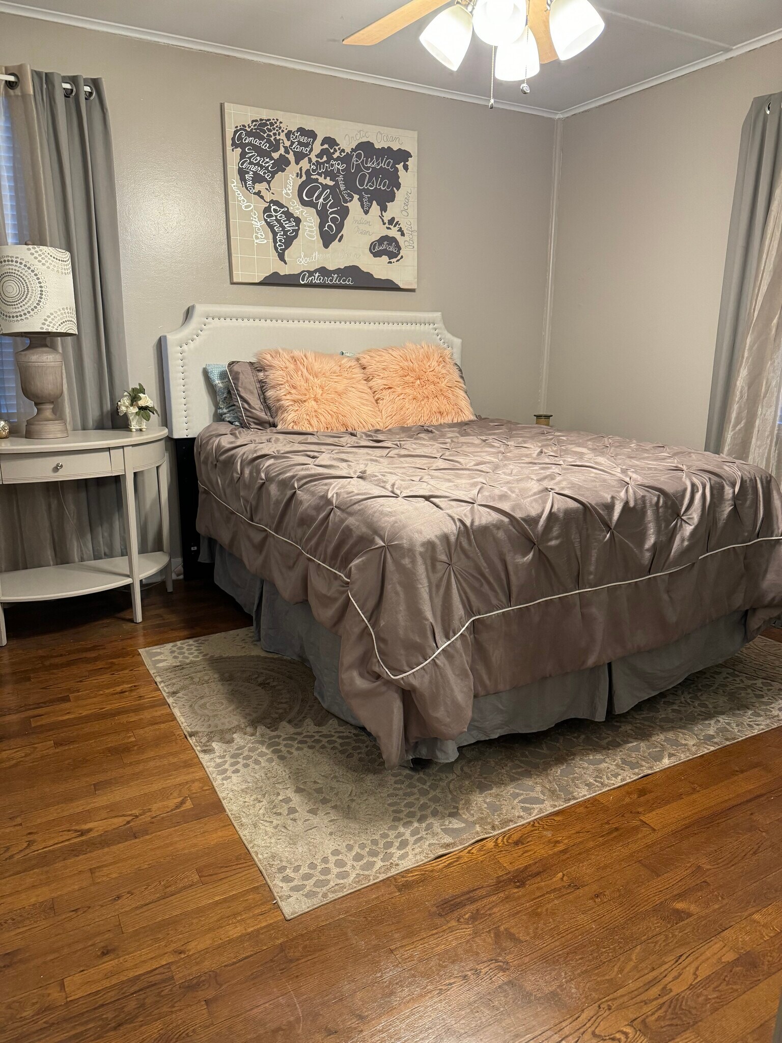 Primary suite with queen bed - 1104 Kenwood Ave