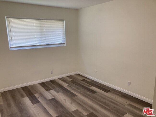 Building Photo - 309 E Cypress St