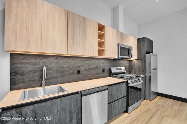 Building Photo - 115 Penn Ave