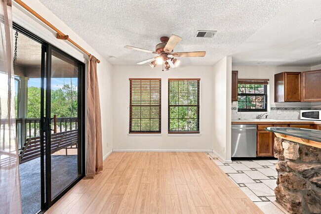 Building Photo - $1,595.95 2 bed, 2 bath located in Lakewood with a washer and dryer