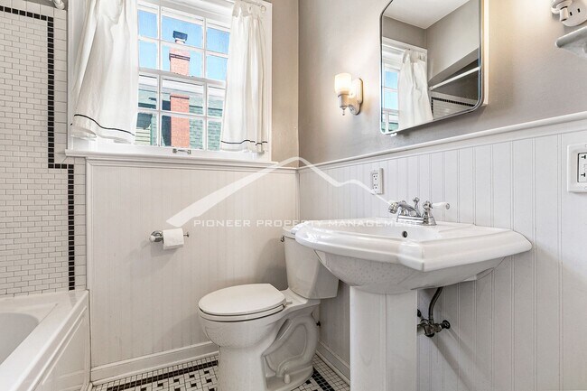 Building Photo - Beautiful Home With Central A/C and Enclosed Backyard