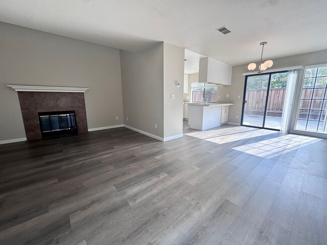 Building Photo - Gorgeously Remodeled 3bed 2.5 Bath home in...