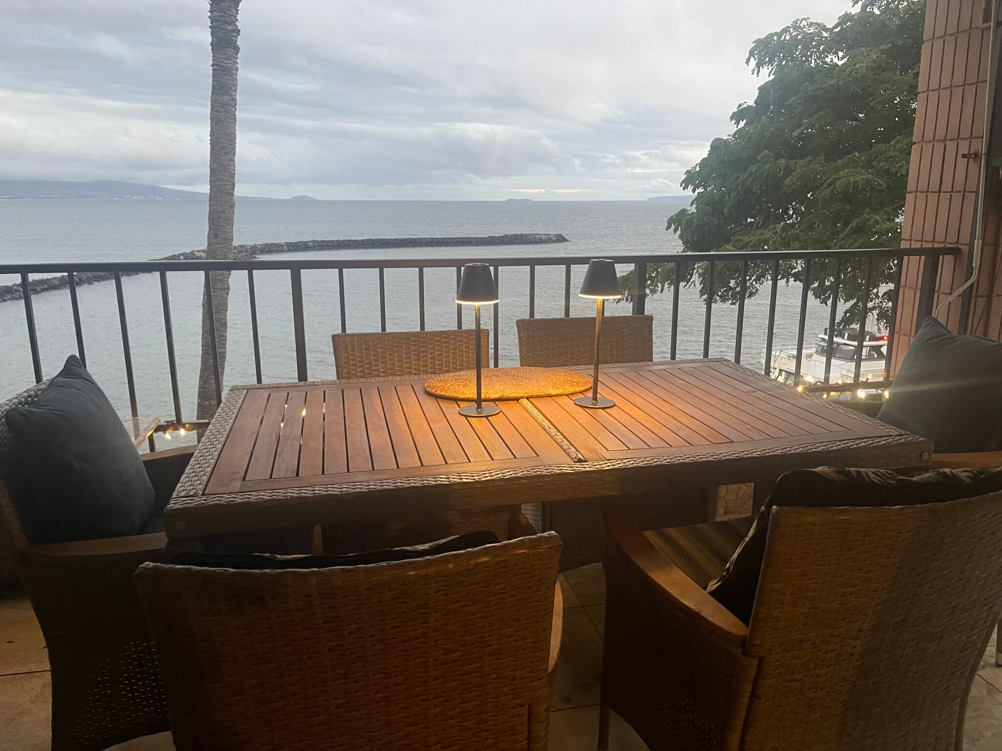 Building Photo - 30 Hauoli St