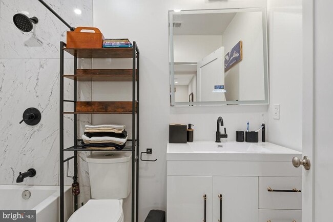 Building Photo - 331 W St NE