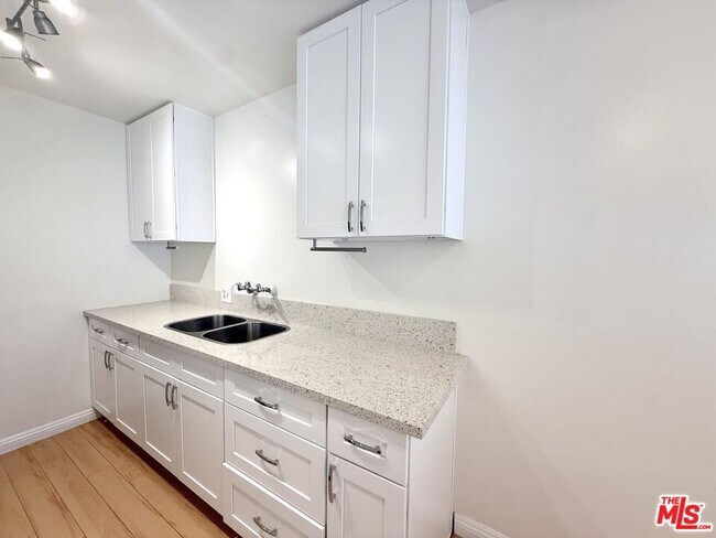 Building Photo - 630 Westbourne Dr