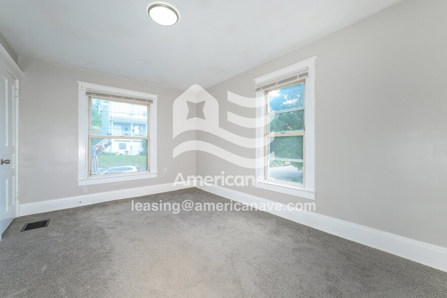 Building Photo - 806 Cowan Ave