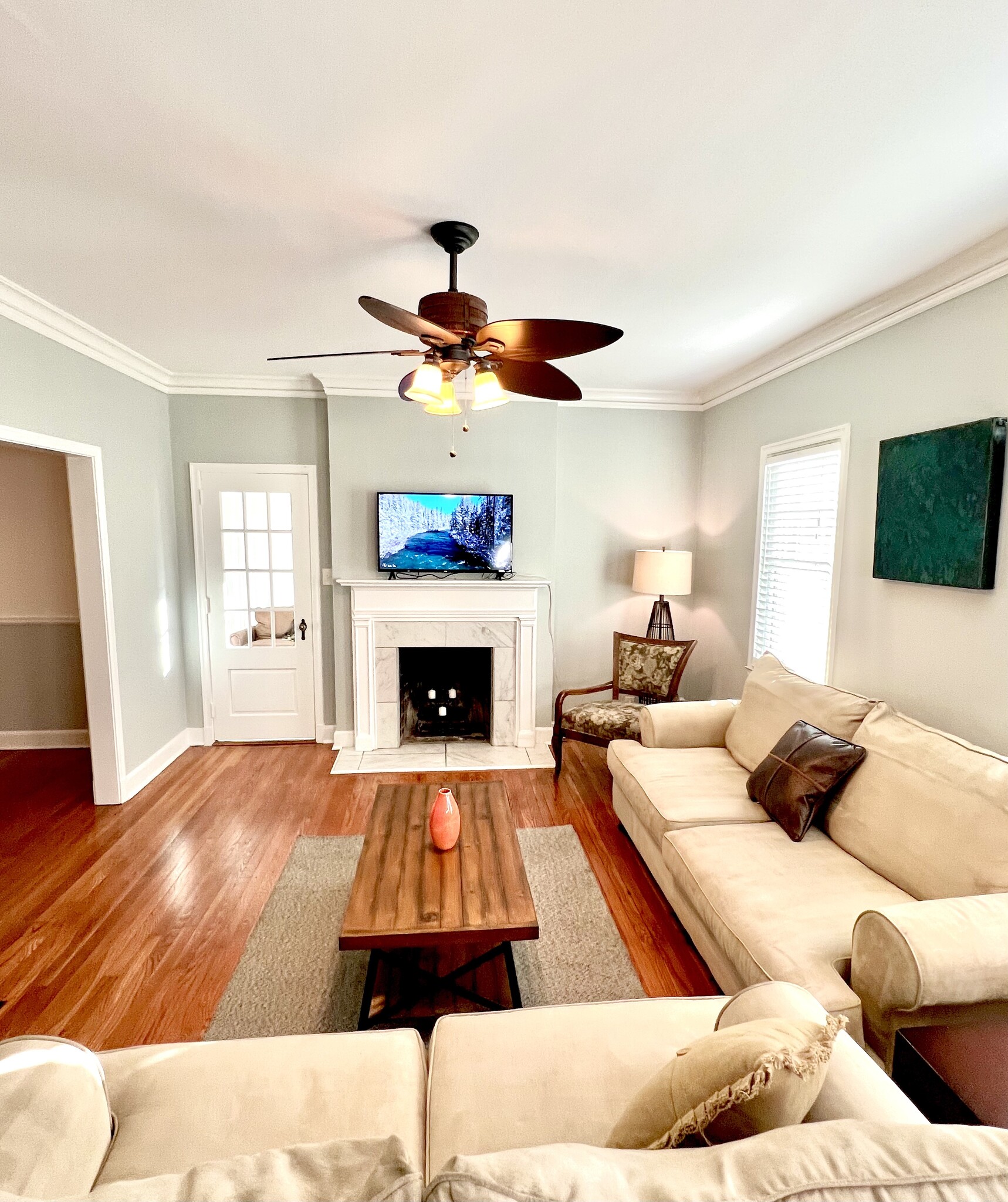 Main entrance living room with door through to office/aux room - 2506 E Woodland Cir
