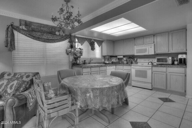 Building Photo - 3223 E Poinsettia Dr