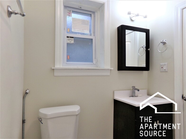 Building Photo - 2121 N Dayton St