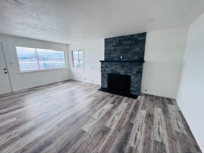 Building Photo - Completely Remodeled 3 Bedroom with Amazin...