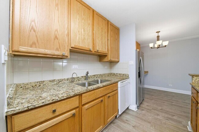 Building Photo - 16 E Old Willow Rd