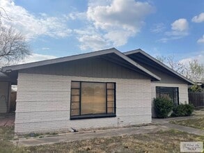 Building Photo - 121 N Rose St