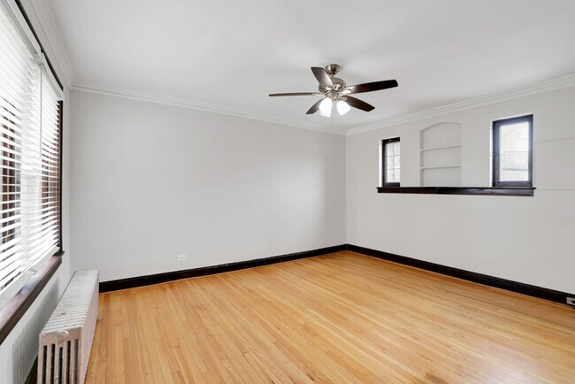 Building Photo - 5544 W Leland Ave