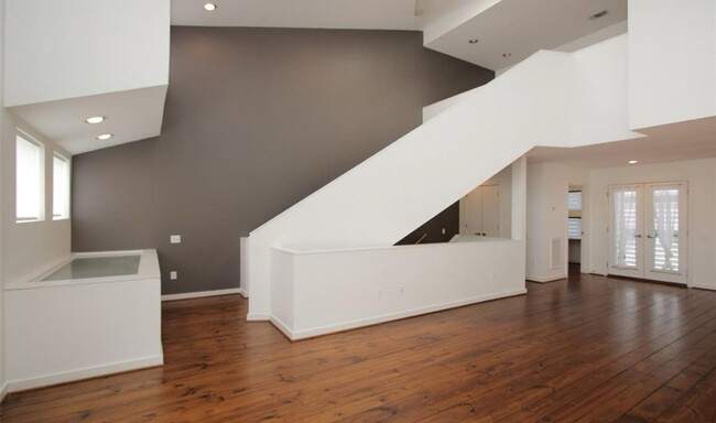 Building Photo - Modern 2/2 Townhome