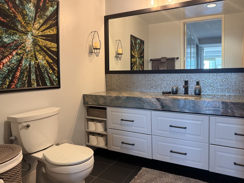 Building Photo - 350 W Ash St