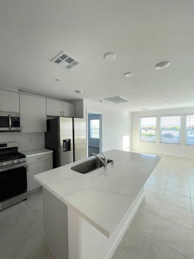 Building Photo - Now Leasing – Brand-New Townhome in Herita...