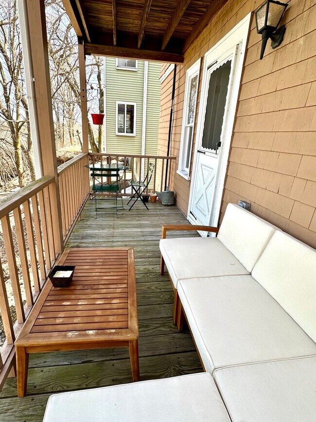 Building Photo - The Perfect 2bed/1bath with Porch, Private...