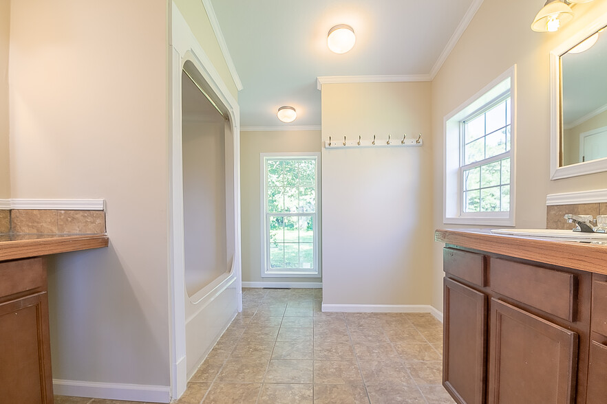 Master Bathroom - 1260 Fisk Rd