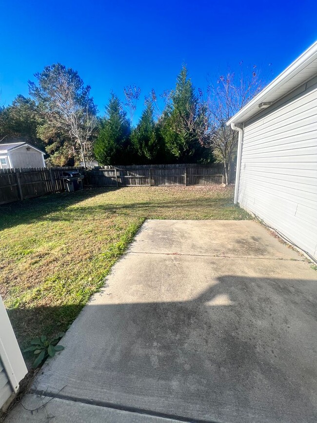 Building Photo - Three Bedroom Two Bath Home