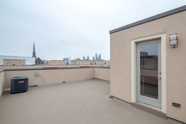 Building Photo - Northern Liberties Townhome with Parking