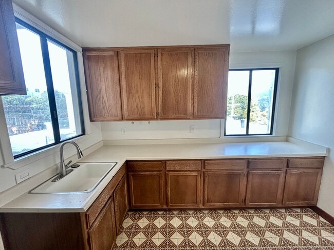 Building Photo - Spacious 2bd/1bth Upper Flat With Beautiful Views