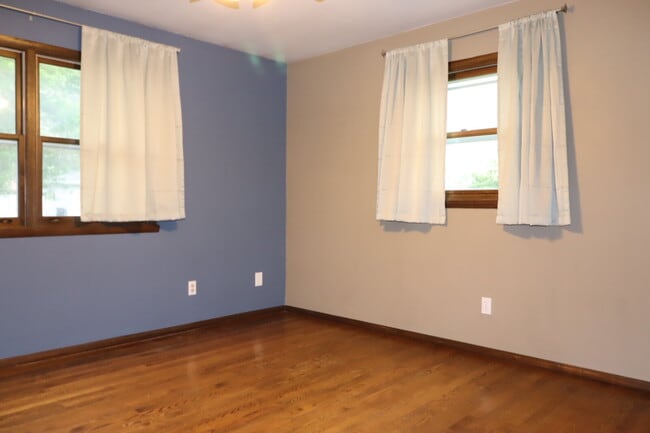 Building Photo - "Spacious 4-Bedroom 2 Bath with Finished B...