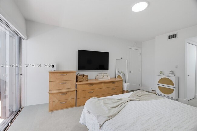 Building Photo - 9227 SW 87th Ave