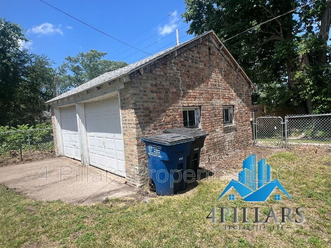 Building Photo - 106 Belden St