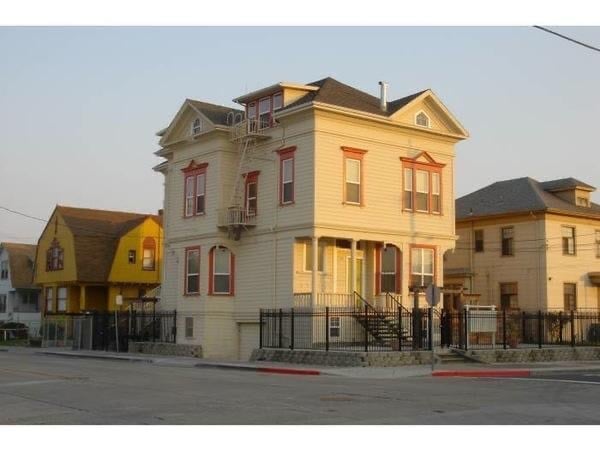 Building Photo - 850 6th Ave