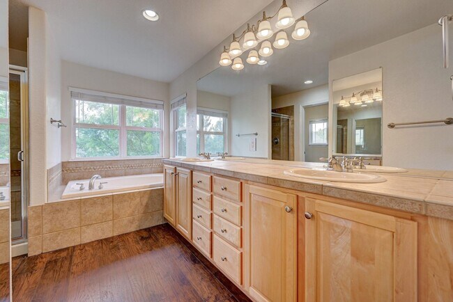 Building Photo - 5 bedroom, 4 1/2 bath, with 3 car garage in Cherry Creek School District