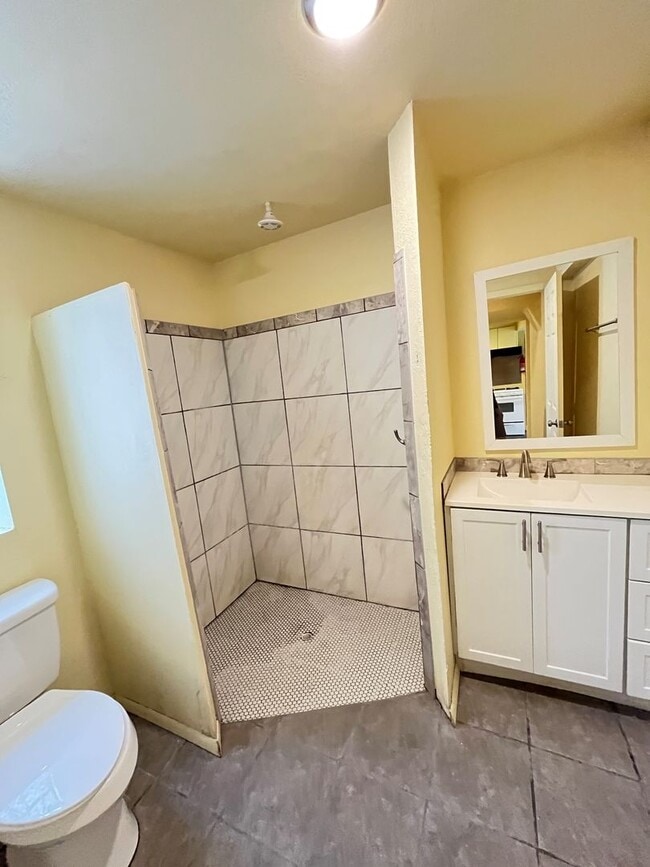 Building Photo - 2 bedroom MINIMALIST'S DREAM / all appliances with office