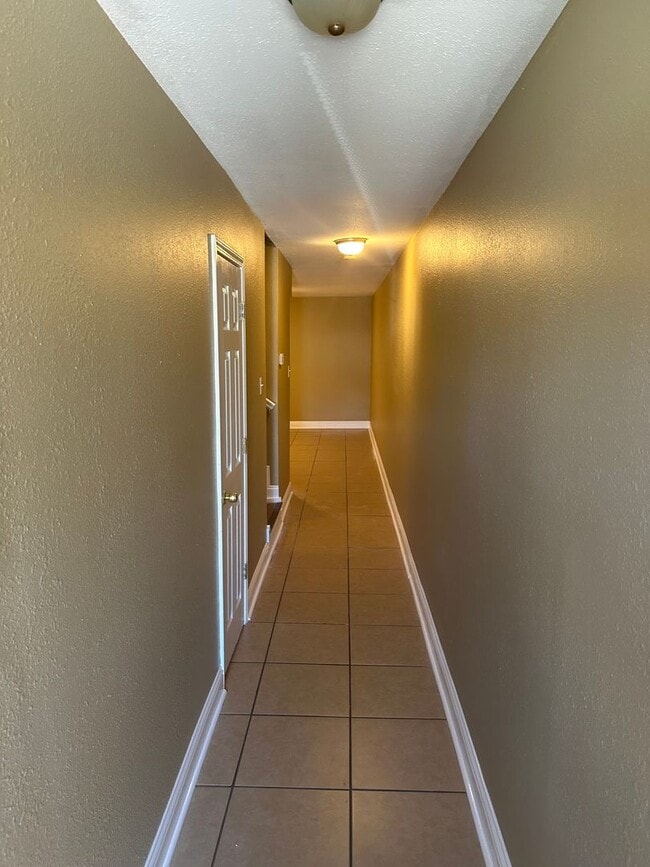 Building Photo - 3 Bedroom 2.5 Bath Townhouse