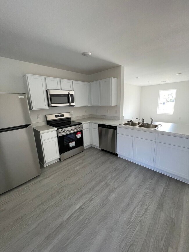 Building Photo - 3 Bedroom, 2 Bathroom Home