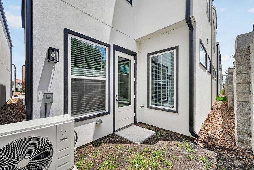 Building Photo - 2910 El Fenice Ln