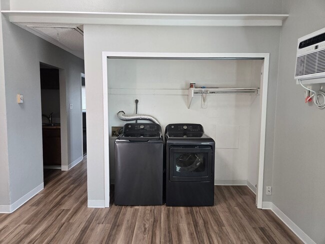 Building Photo - Modern Two Bedroom in Lakewood-Available N...