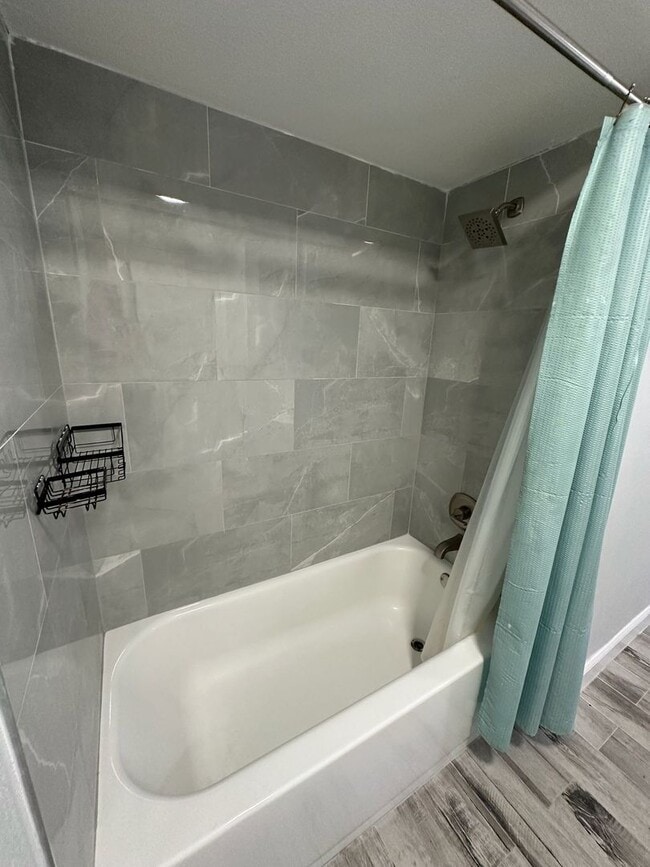Building Photo - Spacious 4 Bedroom 3 Bath in Southoak