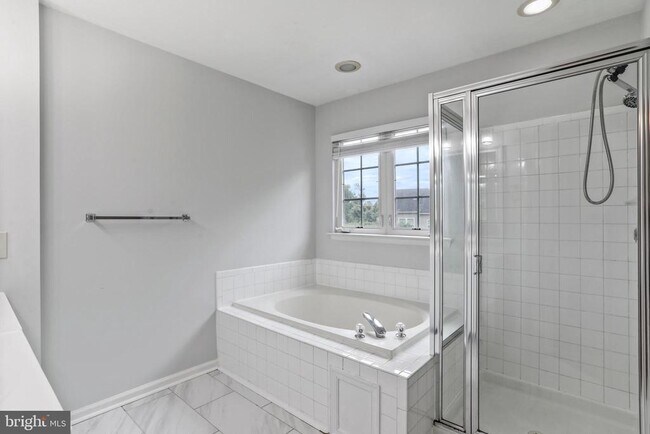 Building Photo - 6140 Newport Terrace