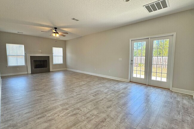 Building Photo - AVAILABLE NOW! (Small Pets Only)