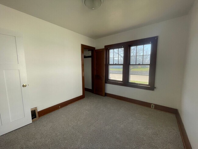 Building Photo - 2 Bedroom 1 Bathroom