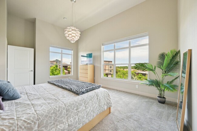 Building Photo - 5677 S Park Pl