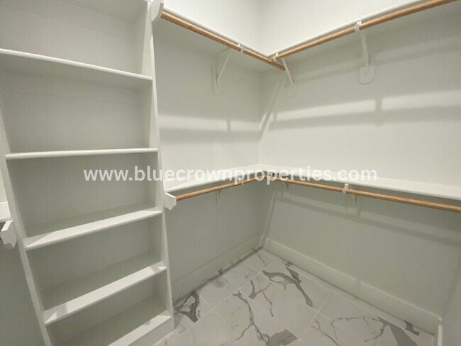 Building Photo - 807 S Glasgow Dr