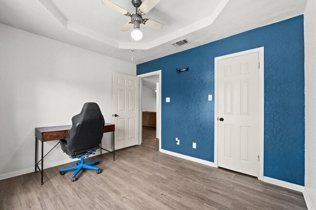 Building Photo - Cute & Cozy 3 Bdrm 2 Bath