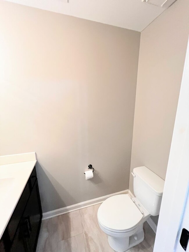 Building Photo - 2 Bedroom 1.5 Bath Townhome