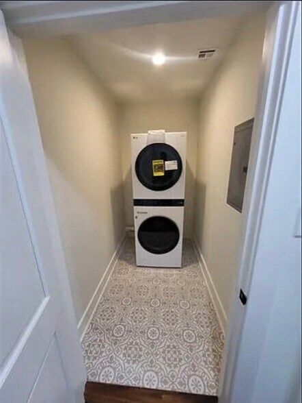 Building Photo - 1432 Louisa St