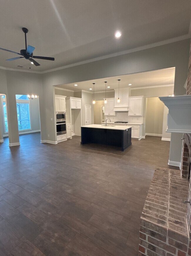 Building Photo - Beautiful South Tyler Rental in Royal Vist...