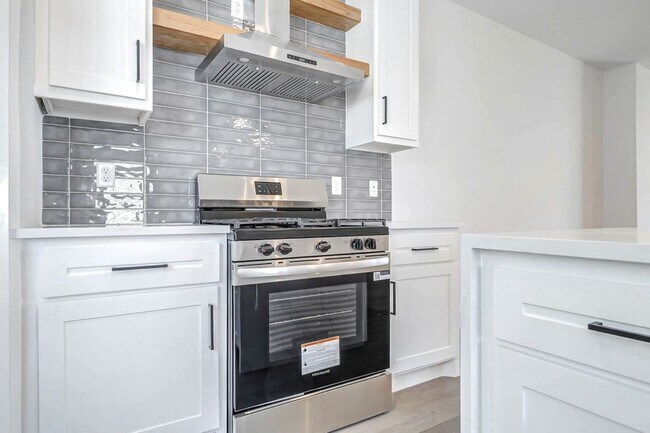 Building Photo - 5636 Dolores St